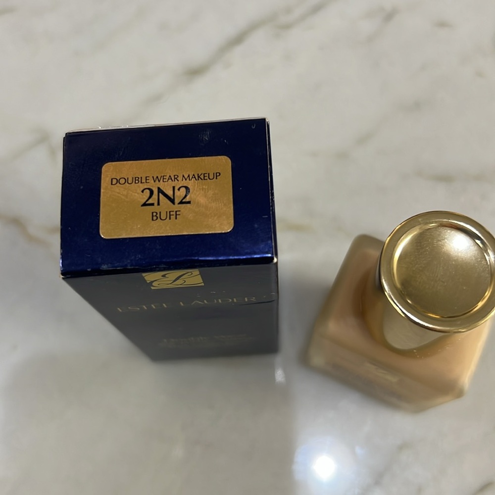 Estee Lauder Double Wear Foundation - 2N2 - Picture 2 of 3